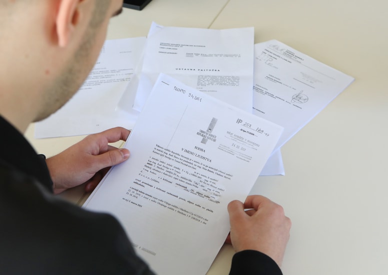 Sodstvo s svojimi odločbami medije tudi omejuje pri tem, kaj smejo objaviti. 