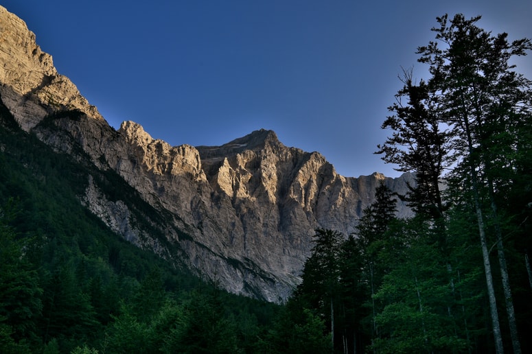 Glavna fotografija članka:Med vzponom na Triglav umrl planinec
