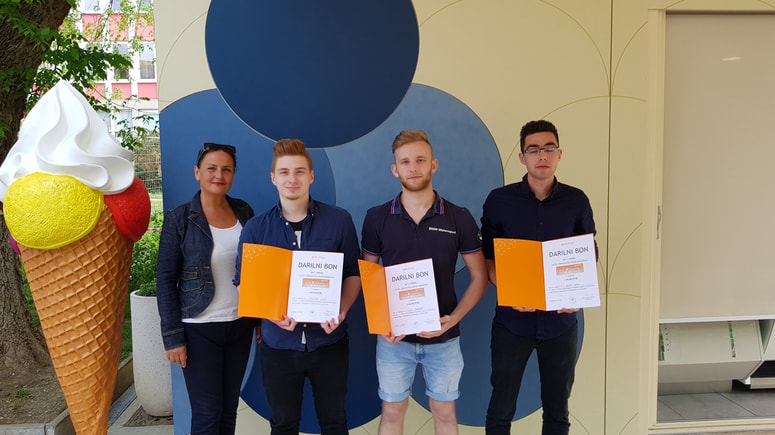 Mentorica Ivanka Lesjak, Primož Ketiš, Niki Finžgar in Kevin Knedl, manjka programer Mario Močnik 