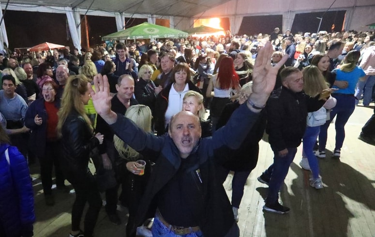 Na brazplačnem koncertu Modrijanov je veselo.