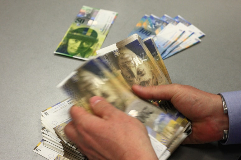 Kreditojemalcu v švicarskih frankih je po zavrnitvi revizije na vrhovnem sodišču banka že izplačala 67.800 evrov iz tožbenega zahtevka in 13.900 evrov zamudnih obresti.