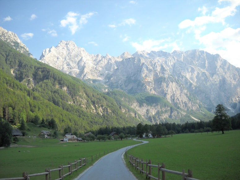 Vstop zaračunajo le motoriziranim vozilom. Za pešce in kolesarje je vstop brezplačen. 