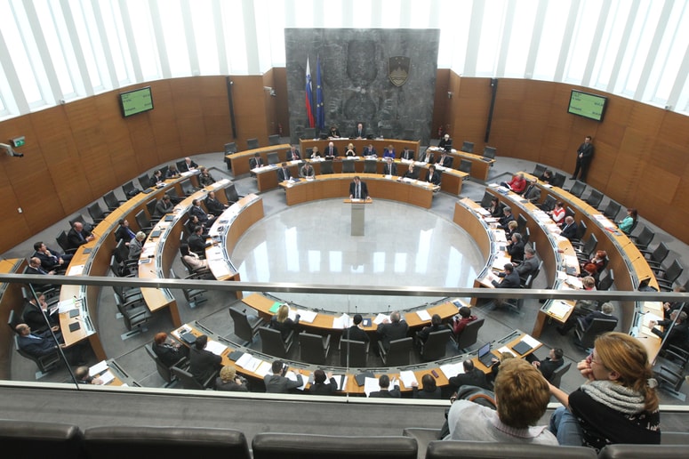 Glavna fotografija članka:Jelinčičeva poslanka: Iz salona erotičnih masaž v državni zbor