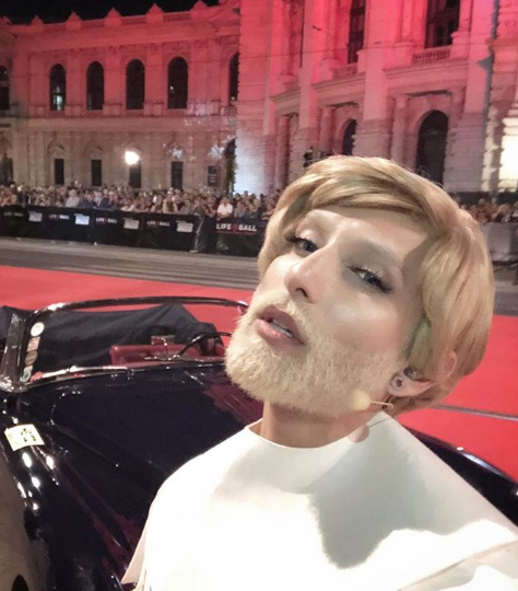 Glavna fotografija članka:(FOTO) Conchita Wurst šokirala z drastično spremembo videza