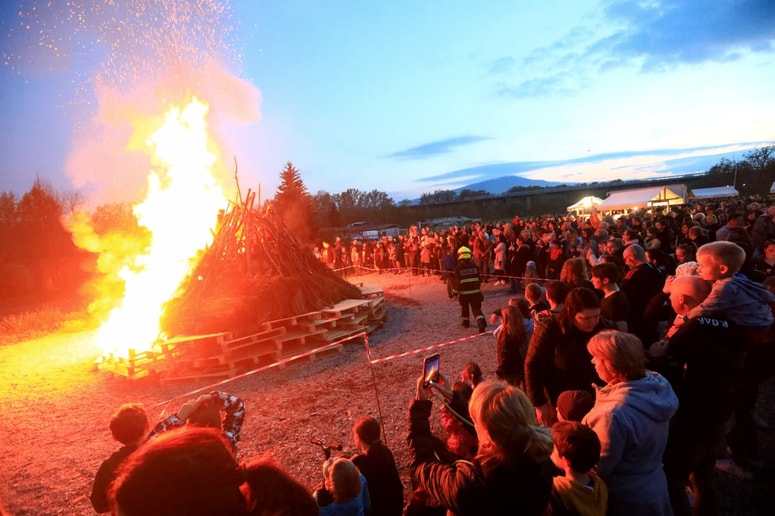 Kres ni največji, je pa premišljeno sestavljen in bo dolgo gorel, so povedali organizatorji.