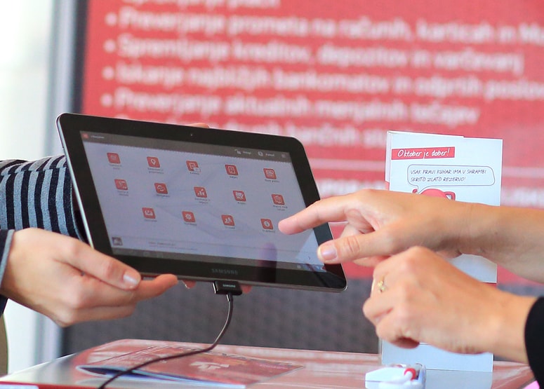 Maribor - Nova KBM - banka - banke - denar - komitenti - varcevanje - polog - pologi - depozit - hranilnik - evri - evro - bancnistvo - gospodarstvo - gospodarjenje z denarjem - kapital - nalozbe - nalozba - prihodnost - bogastvo - delo s strankami - stranke - financno svetovanje - zaupanje v banke - tablicni racunalnik - bankanet - bank@net - Desk: _Gospodarstvo - Finance - Gospodarstvo - 