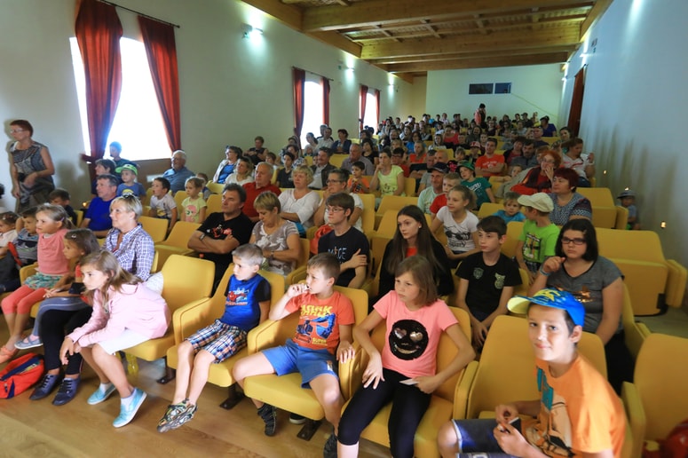 Glavna fotografija članka:Vsak otrok prinese težek nahrbtnik