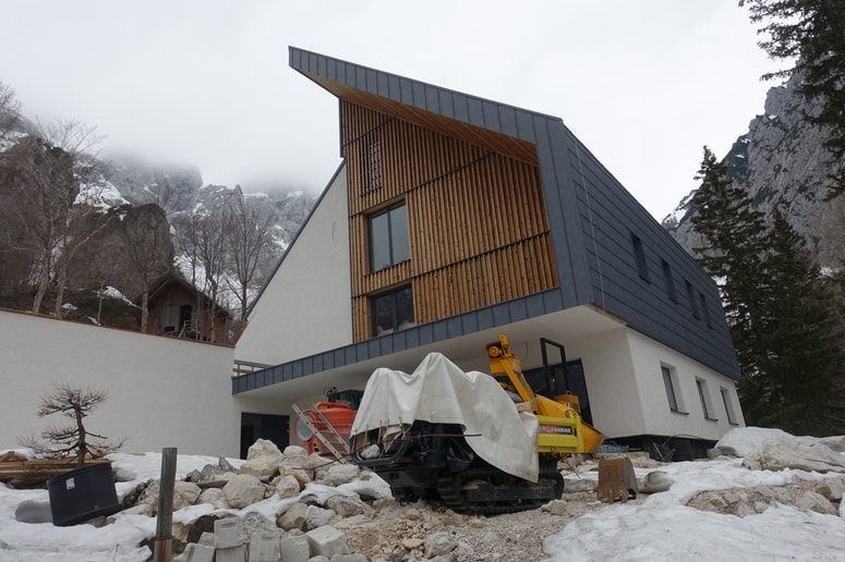 Prvomajska podoba Frischaufovega doma na Okrešlju 