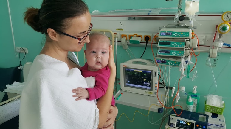 Še malo, pa bodo starši Emanuelo po prvega pol leta, preživetega v bolnišnični oskrbi, lahko odpeljali v mirno zavetje doma.