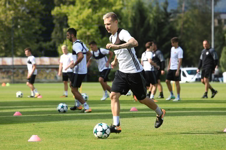 Na črno-belo opravo Martin Milec prisega le na treningih. 