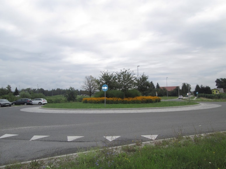 Pripravljen krak krožišča (na desni) bo obvoznico pripeljal na avtocestni priključek. 