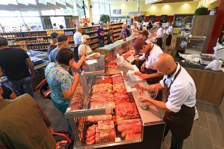 Že prvi dan novega mesnega centra se je v mariborski trgovini zbrala množica kupcev. 