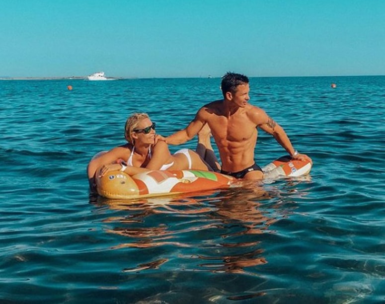 Lep par. Špela Grošelj in Gregor Kirsch se sproščata med valovi. 