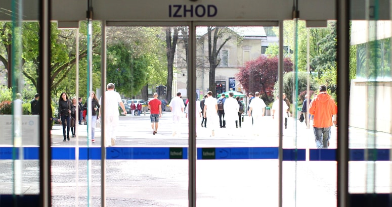 Iz UKC Ljubljana so sporočili, da se gostujoči zdravniki menjujejo tedensko ali na dva tedna.
