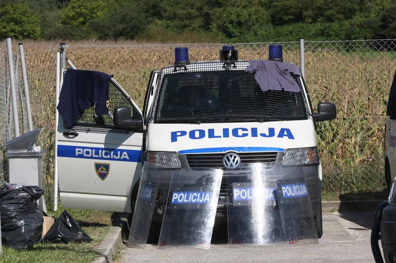 Glavna fotografija članka:Iz posnetkov izhaja, da se je v marici tisto noč lahko kadilo in pilo alkohol