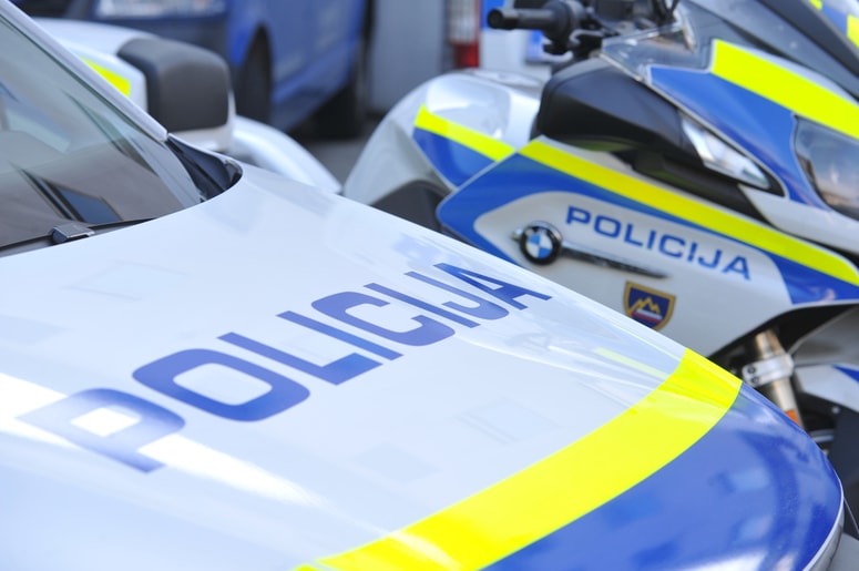 Glavna fotografija članka:Policijo poklical oče: Mladoletnika mlajši moški z resnimi grožnjami prisilil, da mu izroči denar