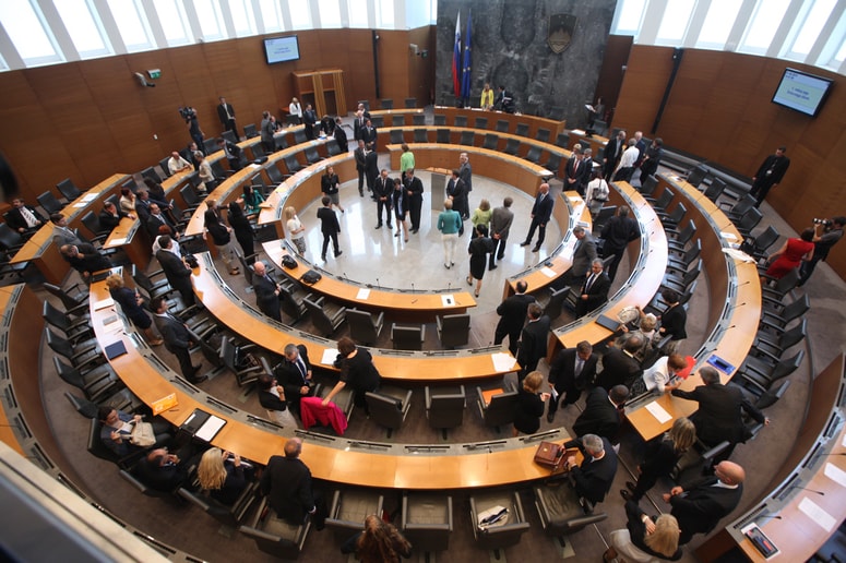 Glavna fotografija članka:Koga so zaposlile poslanske skupine in koliko so nakazale strankam