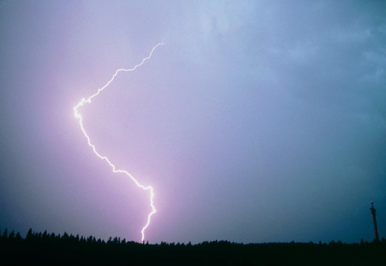 Glavna fotografija članka:Med pomočjo poškodovanima v udaru strele ta udarila še v reševalca