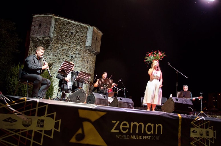 Zvezdana Novaković je glasbeno žirijo in publiko prepričala s srbsko-makedonsko skladbo Da sam bistra voda, ki ji jo je nekoč prepevala babica.