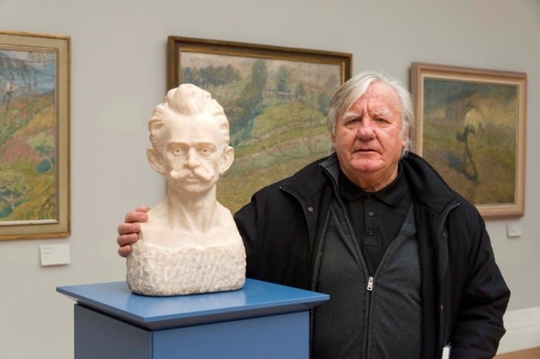 Tone Partljič objema Repičev doprsni kip Ivana Cankarja v Narodni galeriji. 