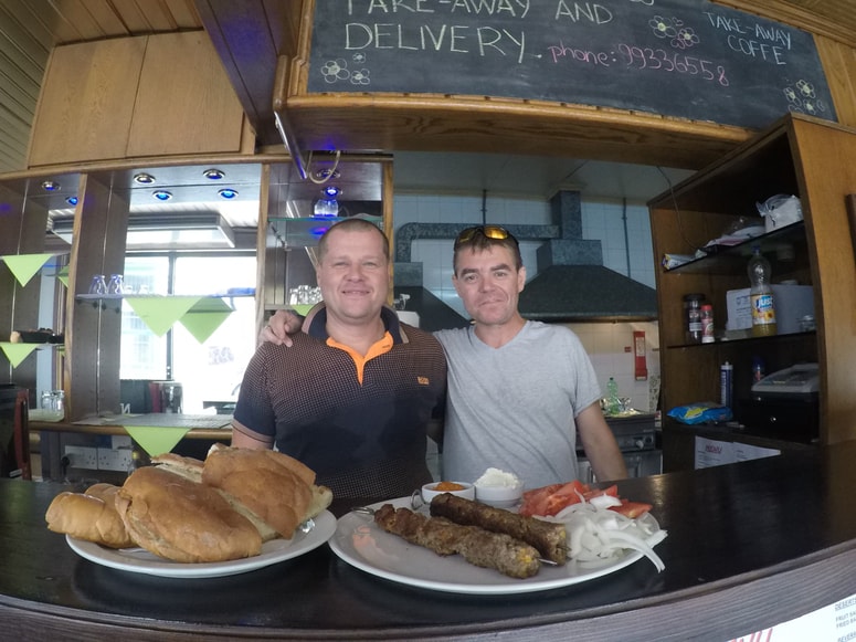 Štajerec Matijas in Prekmurec Matjaž sredi otoka Gozo pečeta čevapčiče.