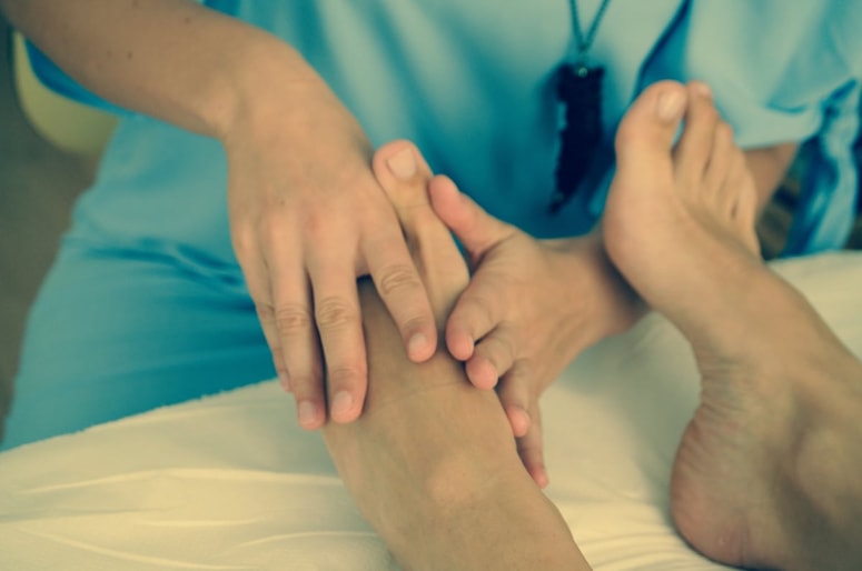 Refleksno delovanje na stopalih pomeni globoko stimulacijo, ki preko živčnih sistemov doseže mišice, skelet, sklepe, kosti, organe, hormonalni sistem in možgane.