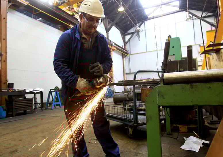 Glavna fotografija članka:V Sloveniji jih močno pogrešajo: Domači varilci v Nemčiji, filipinski v Mariboru