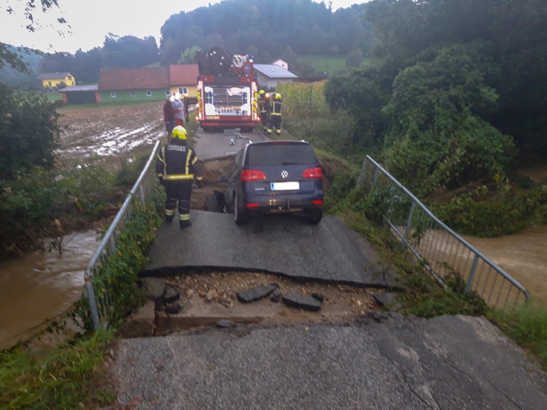 Most v Drakovcih se je zrušil ravno v trenutku, ko je nanj pripeljal avto.