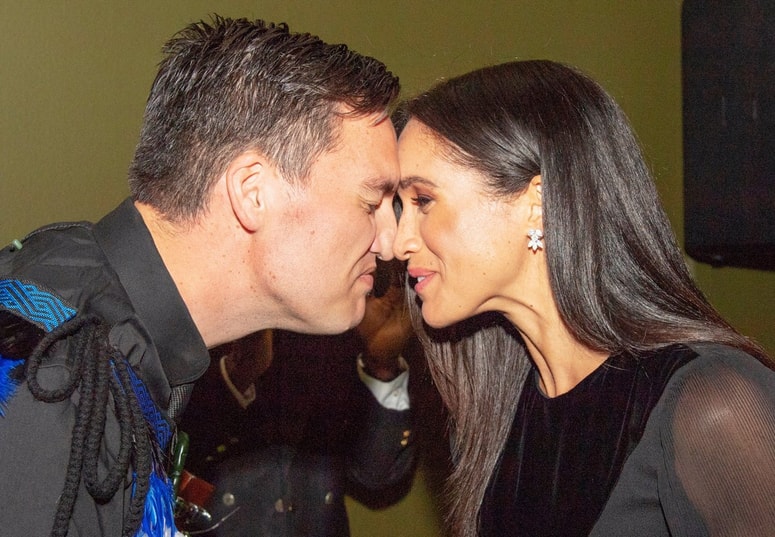 Ne, ni tako, kot je videti na prvi pogled. Le pozdravila sta se z nosovi. 