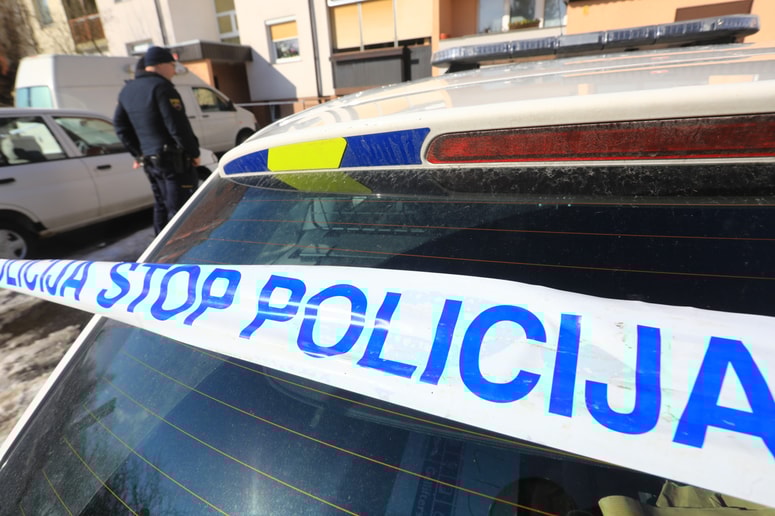 Glavna fotografija članka:44-letnica že pred 13. uro močno vinjena vozila neregistrirano vozilo