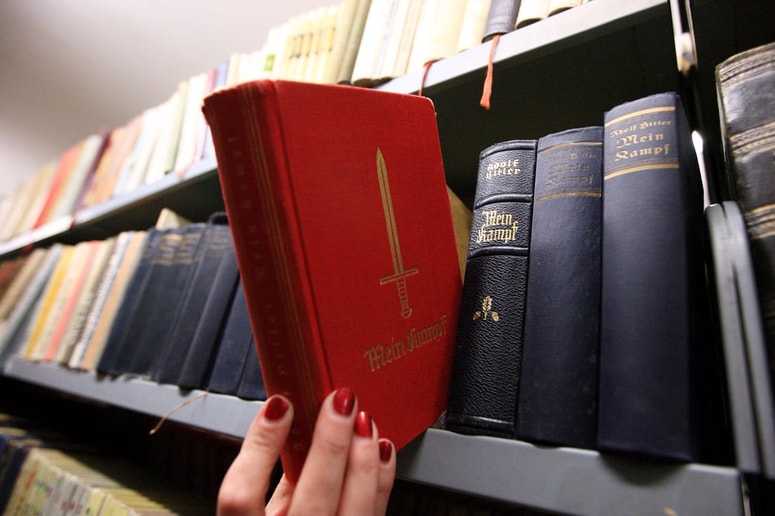 Glavna fotografija članka:Mein Kampf Generacije identitete