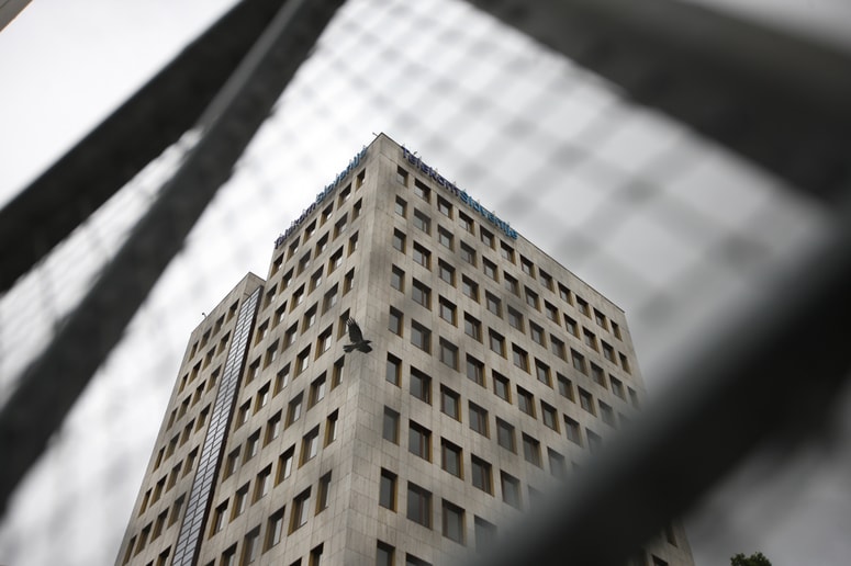 V okviru preiskave, ki je potekala sočasno v Sloveniji in na Hrvaškem, so preiskovalci NPU obiskali tudi sedež Telekoma Slovenije. 