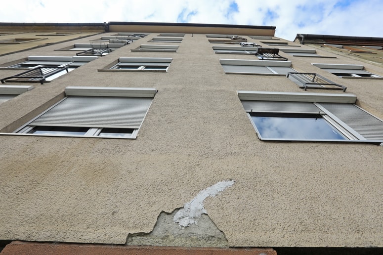 Objekt propada, etažni lastniki pa se ne morejo dogovoriti o obnovi fasade.