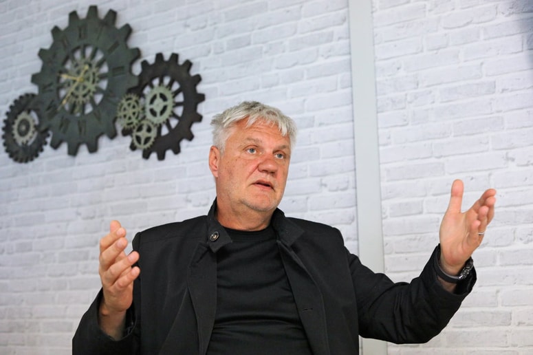 "Nikoli nisem želel biti in ostati zgolj distributer, res pa je, da sem pričakoval, da bodo Nemci sledili našemu razvoju, ga podpirali, ga vzeli za svojega, se z njim celo pohvalili," pravi Milan Kuster.

