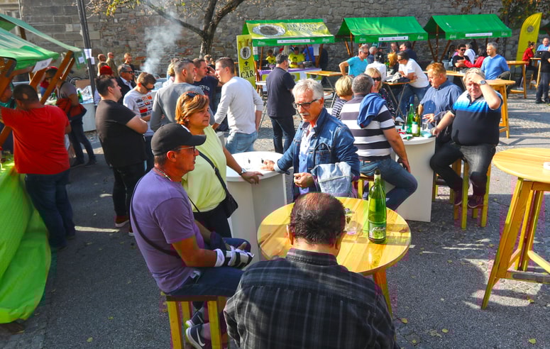 Na Špricer festu so nekateri vinarji (že) mesec pred martinovanjem točili mlado vino.
 