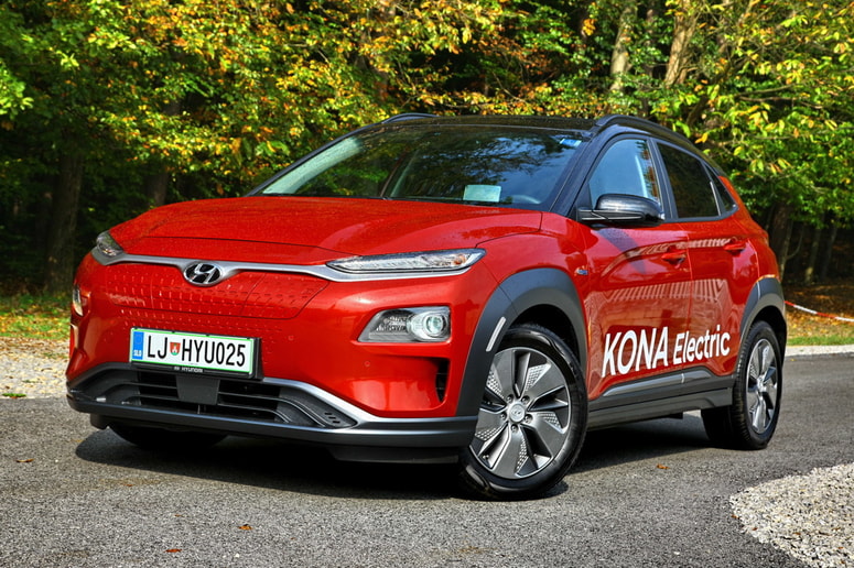 Kona electric ima večji del baterije ob zadnji premi, zato ima - poleg nizkega težišča - bolj enakomerno razdelitev mase med osema.