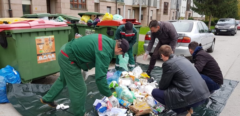 Glavna fotografija članka:Ljudje ne vedo ali ne želijo vedeti, kako ločevati odpadke. Ali veste, v kateri zabojnik spadajo meso, uporabljeni papirnati robčki, agrumi?