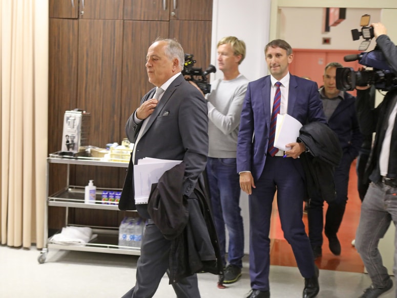 Na sejo Sveta UKC je direktor Anton Crnjac prišel v spremstvu  odvetnika Andreja Poharja iz odvetniške družbe Čeferin.