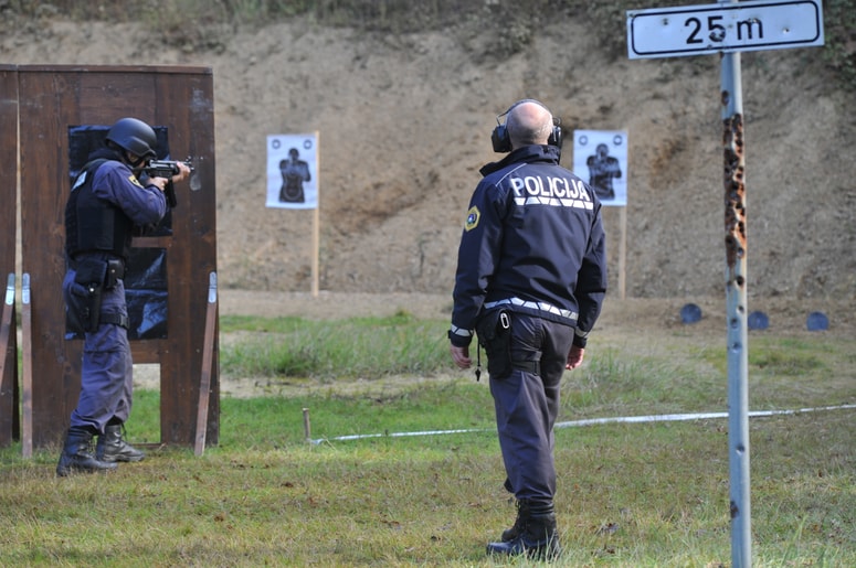 Pred vajo na strelišču v Mačkovcih se je v prostorih murskosoboške policijske uprave zgodil neobičajen dogodek. Fotografija je simbolična. FOTO: Nataša JUHNOV