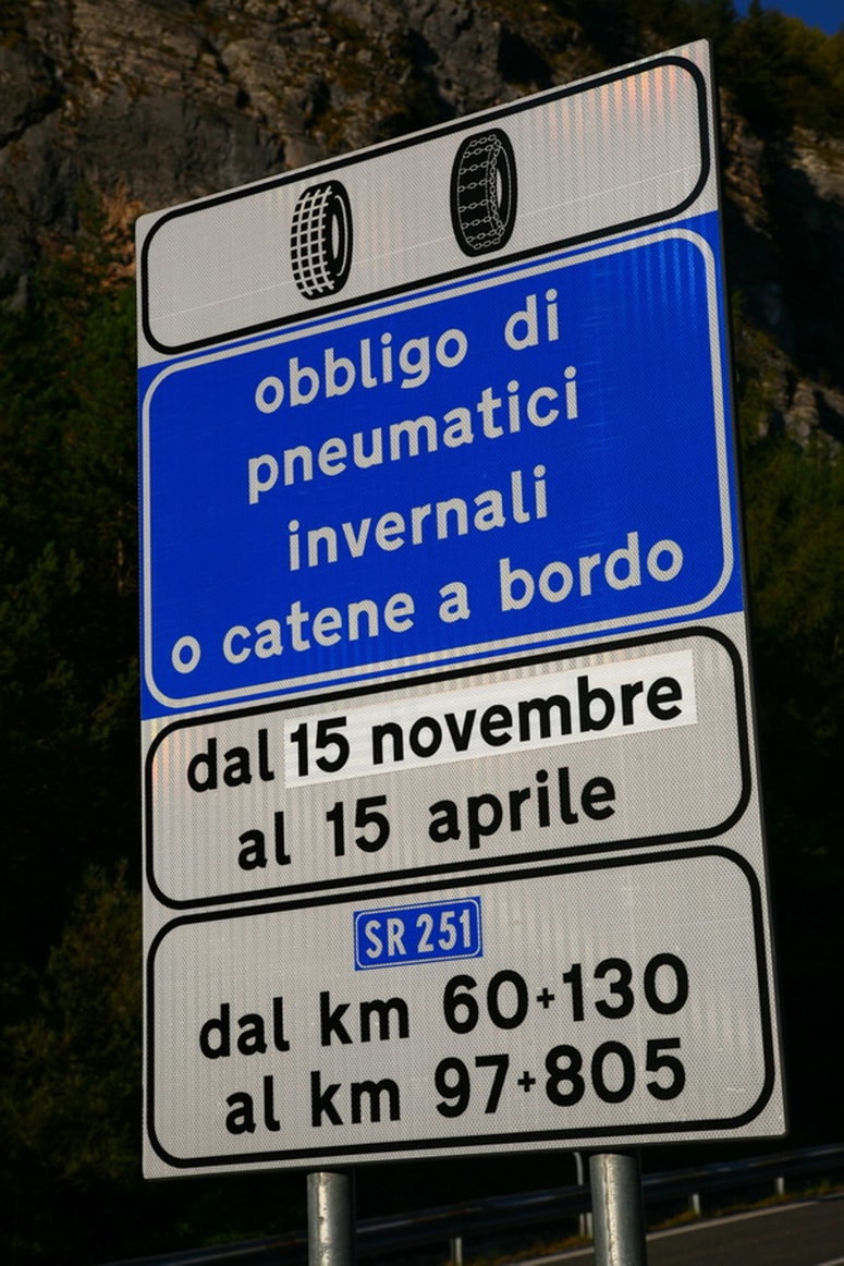 Pri potovanju v tujino se kaže poučiti o predpisih glede zimske opreme. Ponekod so kazni precej visoke. 