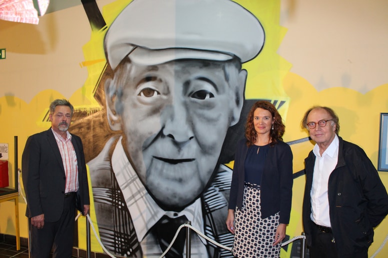 Od leve: Blaž Bevc, pomočnik ravnateljice na OŠ Leona Štuklja, ravnateljica Melita Bizjak Radeljič in Franček Jauk, avtor dokumentarnega filma o Leonu Štuklju 