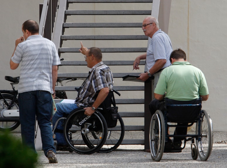Nedostopnost vpliva na vsa ključna področja življenja invalidov: od izobraževanja in zaposlovanja do zdravstva in kulturnega udejstvovanja.