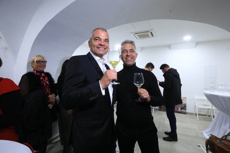 Saša Arsenovič v svojem štabu z bratom Markom.