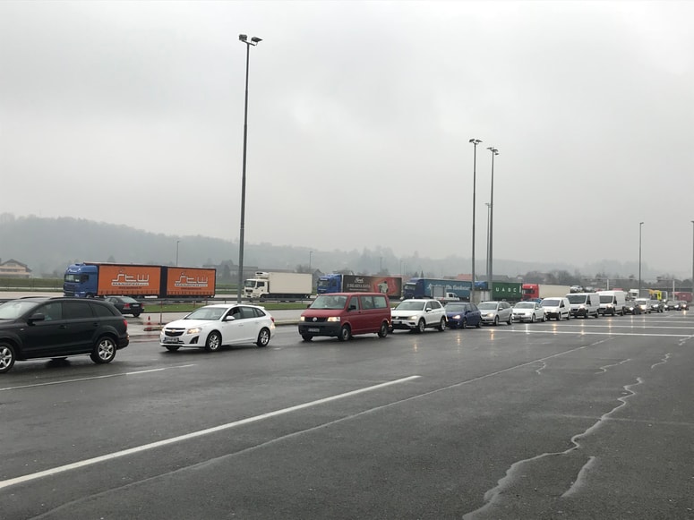 Truplo so našli na parkirišču za tovorna vozila na mejnem prehodu Obrežje.