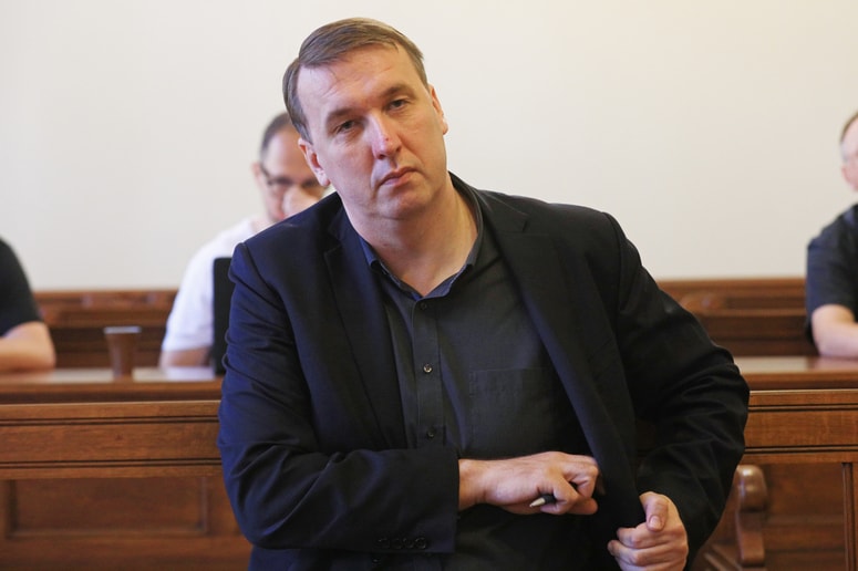 Čeprav je Kovačič septembra sodišče prepričeval, da je poplačal vse dolgove, je nekdanji zaposleni izpričal, da mu še vedno dolguje za prispevke in zavarovanja. 