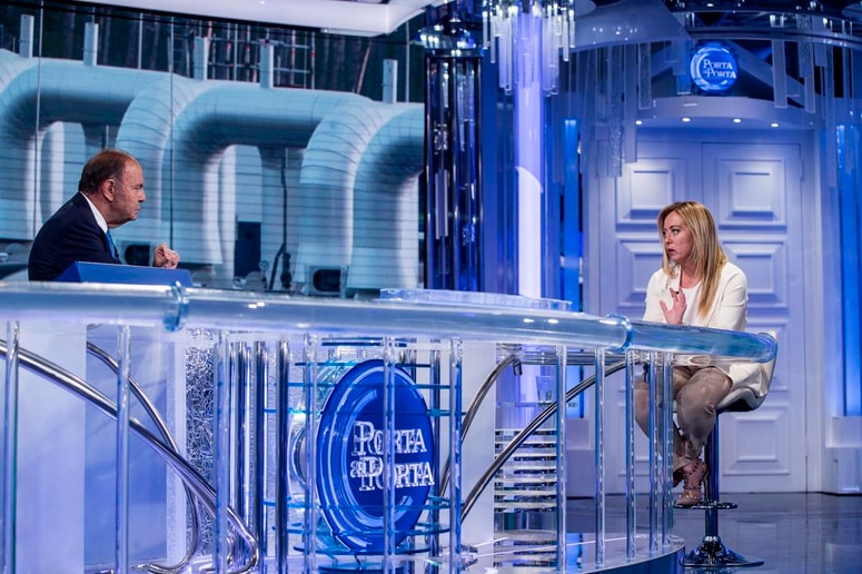Giorgia Meloni na televiziji Rai, ki so jo kritiki označili za TeleMeloni.