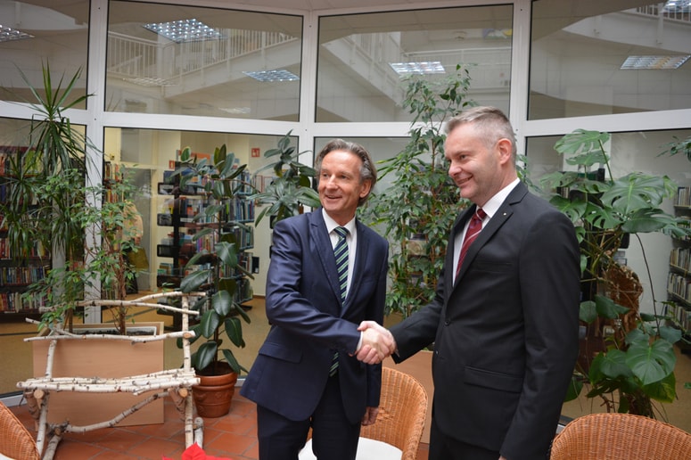 Časa so tako v finalu ob listi podprli še LMŠ, SDS, NSi in SNS, Kluglerja pa SD, Desus, SMC in dve listi.