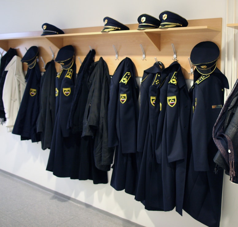 Edini, ki se v tem trenutku še pogajajo, so tako policisti, ki bodo pogovore nadaljevali jutri.