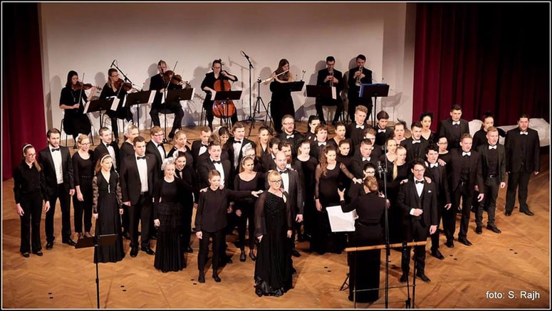 Med izvajalci kantate je tudi APZ Maribor z dirigentko in skladateljico Tadejo Vulc na čelu. 