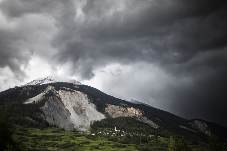 Glavna fotografija članka:(FOTO) Iz te vasi zaradi nevarnosti včeraj izselili vse prebivalce, vstop v kraj prepovedan